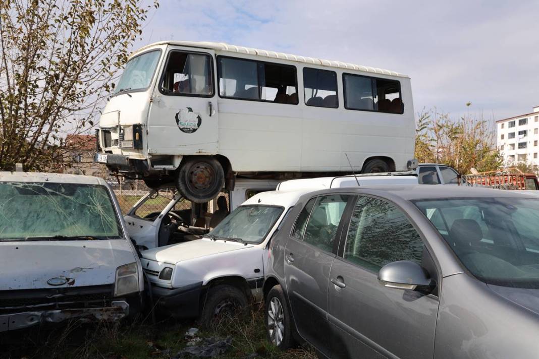 Milli servet, hurdaya çıktı! Milyonluk araçlar çürümeye terk edildi, 15 yıldır bekliyorlar 1